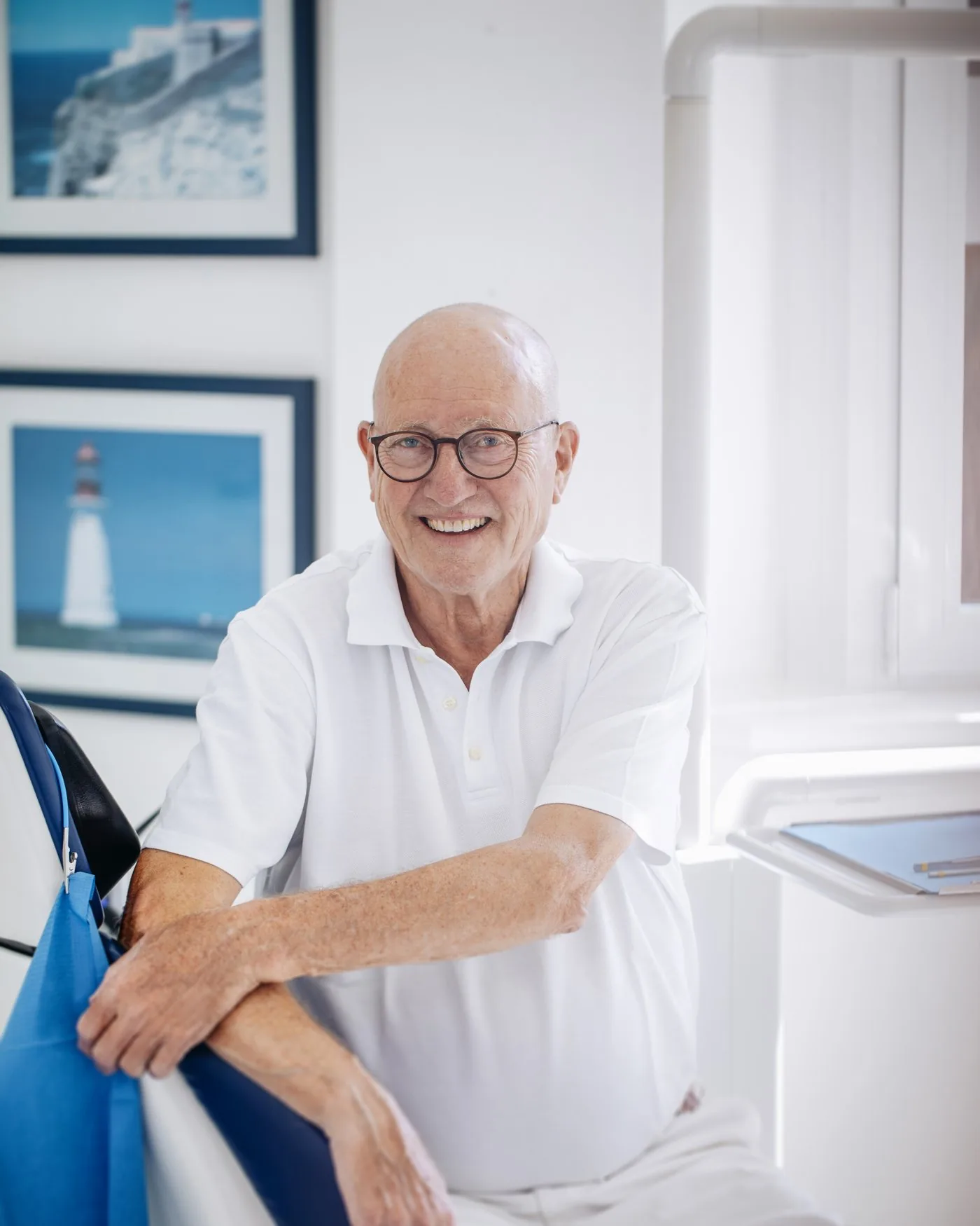 Dr. med. dent. Mathias Birch in seinem Behandlungszimmer in Hamburg-Eidelstedt