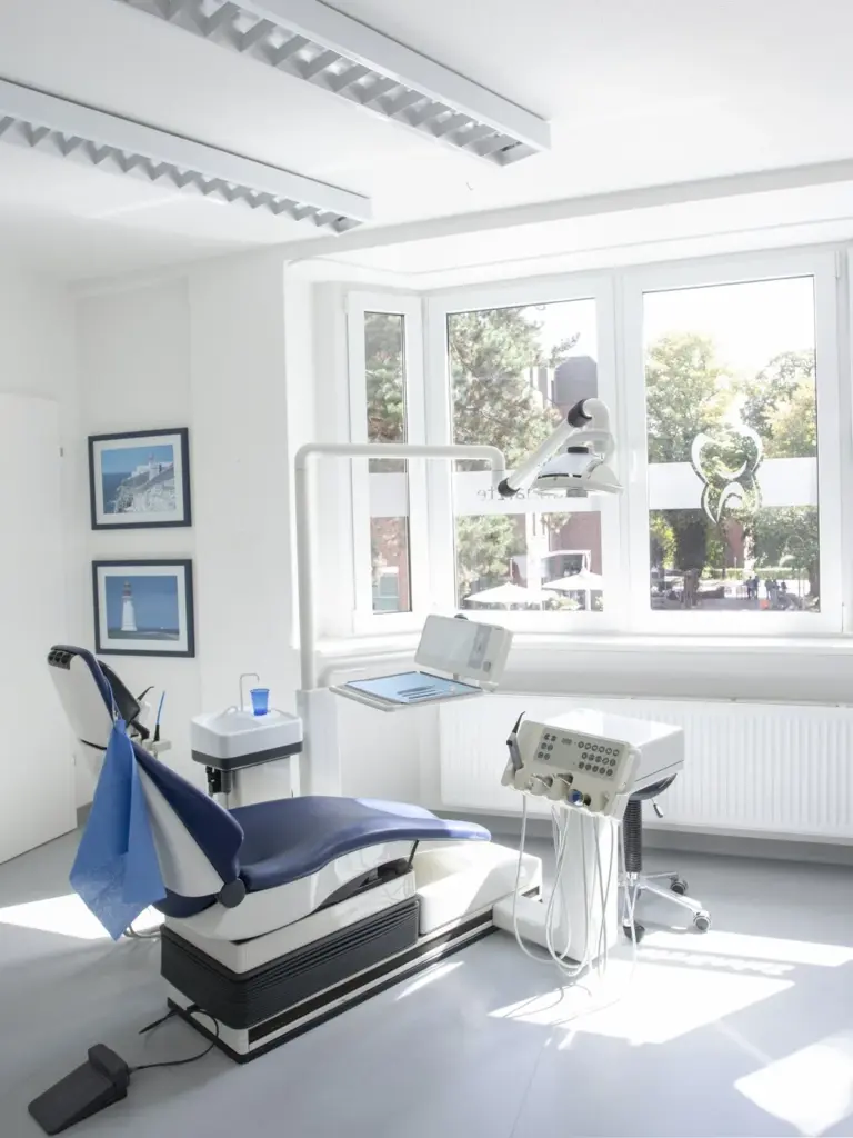 Behandlungszimmer mit Tageslicht in der Zahnarztpraxis Dr. Birch