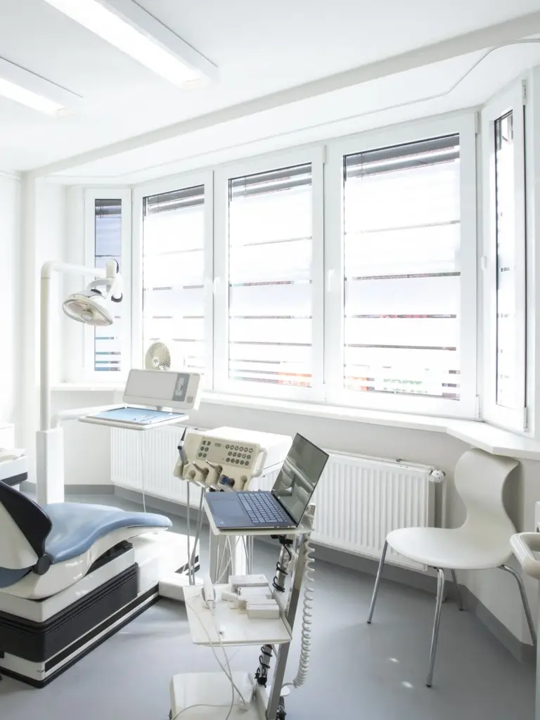 Zweites Behandlungszimmer der Praxis Dr. Birch