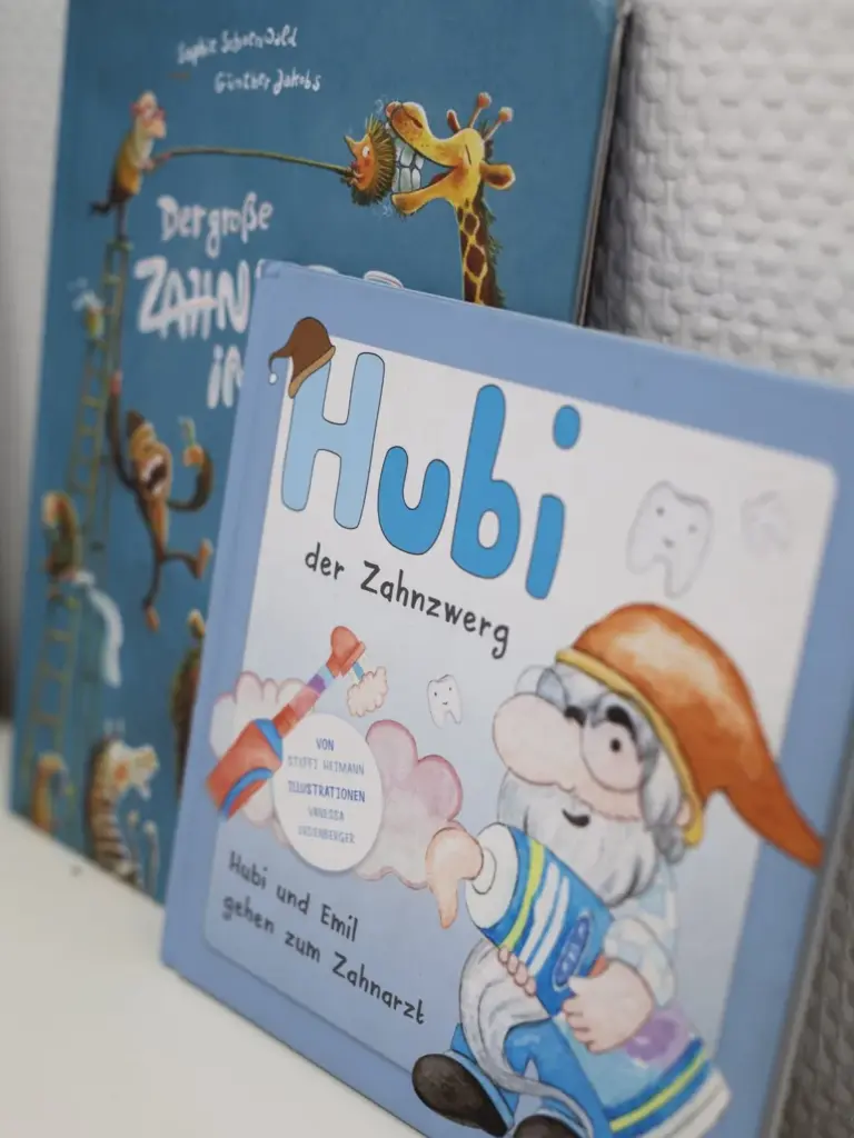 Kinderbuch im Wartebereich der Zahnarztpraxis Dr. Birch