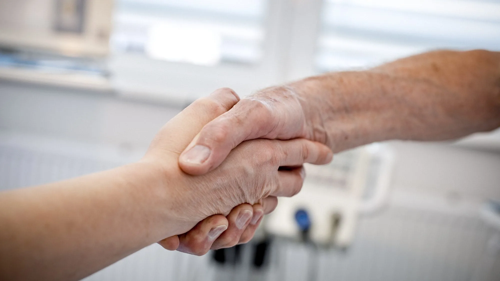 Handschlag zwischen Zahnarzt und Patientin