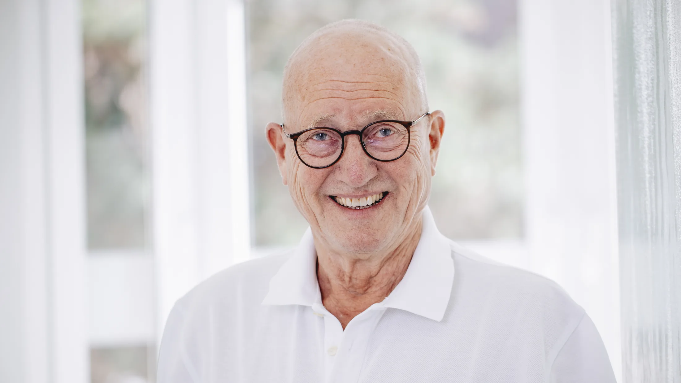 Dr. Birch lächelt in die Kamera