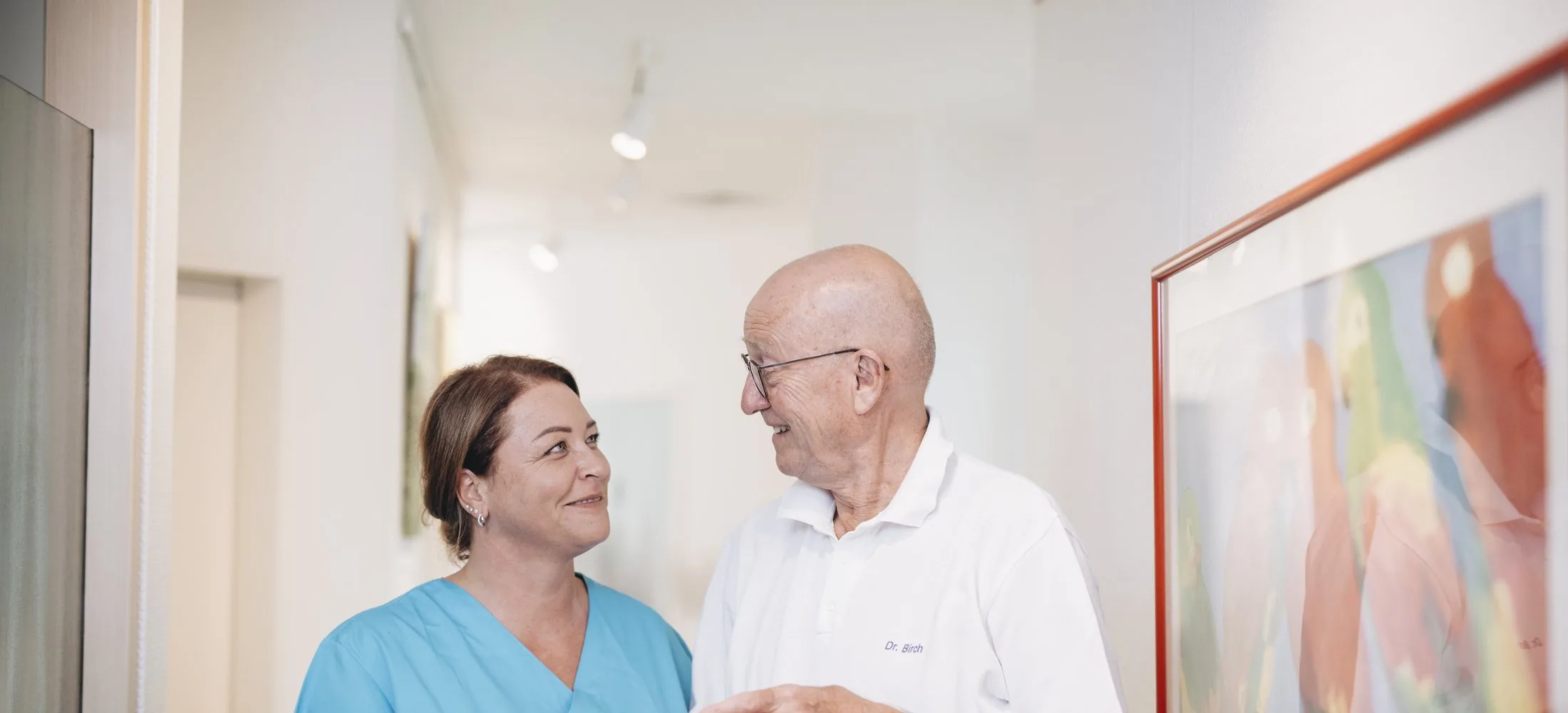 Dr. Birch bespricht Unterlagen mit einer Mitarbeiterin