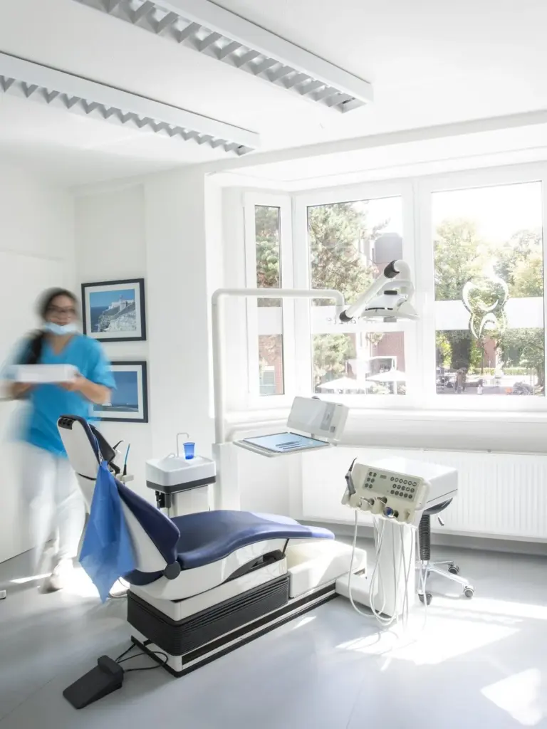 Behandlungszimmer der Zahnarztpraxis Dr. Birch mit Tageslicht