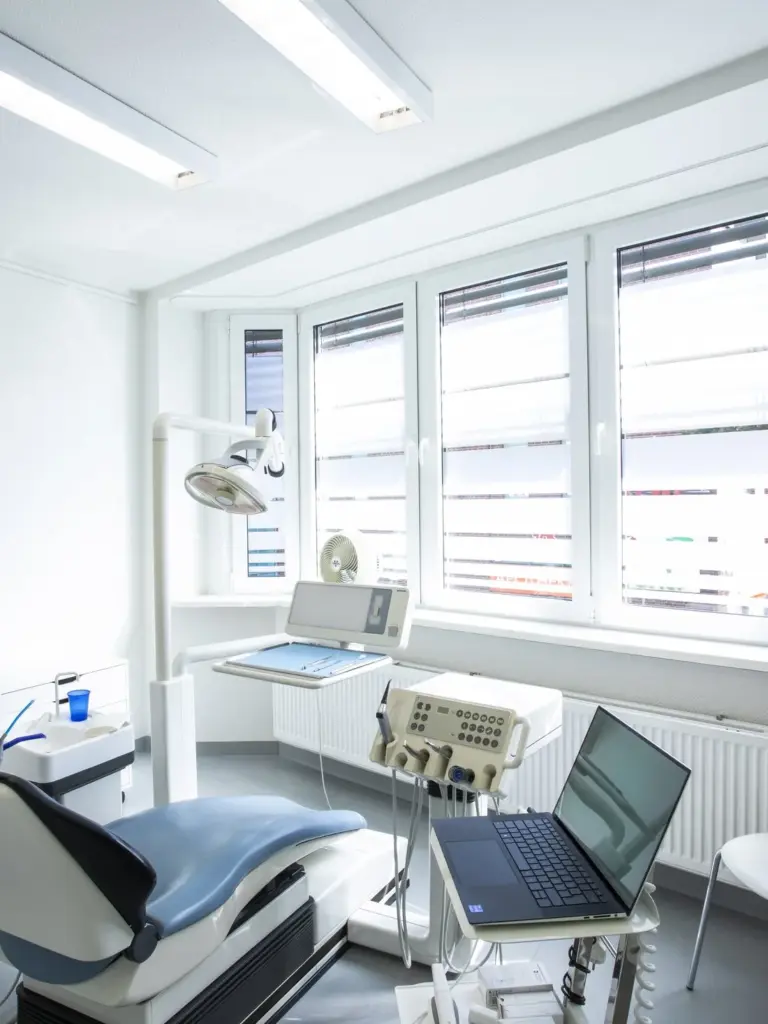 Zweites Behandlungszimmer mit Fensterfront