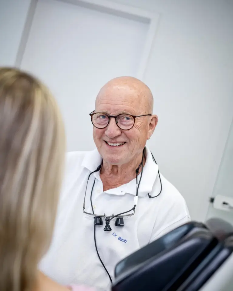 Dr. Birch im Behandlungszimmer im Gespräch mit einer Patientin